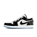 Air Jordan 1 Low SE Concord (SKU DV1309‑100) – vooraanzicht met witte leather upper en glanzende zwarte patent overlays