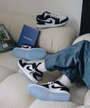 Air Jordan 1 Low SE Concord (SKU DV1309‑100) – in‑hand shot met zicht op patent leather textuur en icy blue outsole