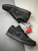 Detail van Air Jordan 1 Low SE Craft Dark Smoke Grey Varsity Red (SKU FD8635‑001) met red contrast stitching op toebox en suède Swoosh
