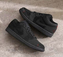Air Jordan 1 Low SE Craft Dark Smoke Grey Varsity Red (SKU FD8635‑001) on‑foot met casual denim en speckled zwarte outsole zichtbaar