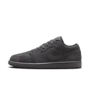 Air Jordan 1 Low SE Craft Dark Smoke Grey Varsity Red (SKU FD8635‑001) – vooraanzicht met donkere nubuck upper en varsity red accentnieten