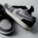 Detail van Air Jordan 1 Low SE Craft Inside Out Cement Grey (SKU DZ4135‑002) met cement grey suede Swoosh en exposed stitching