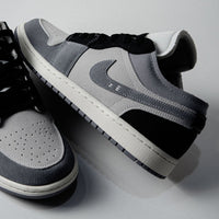 Detail van Air Jordan 1 Low SE Craft Inside Out Cement Grey (SKU DZ4135‑002) met cement grey suede Swoosh en exposed stitching