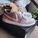 Air Jordan 1 Low SE Craft Inside Out (SKU DN1635‑100) on‑foot met neutrale denim en zichtbare neutral grey outsole