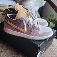 Air Jordan 1 Low SE Craft Inside Out (SKU DN1635‑100) on‑foot met neutrale denim en zichtbare neutral grey outsole