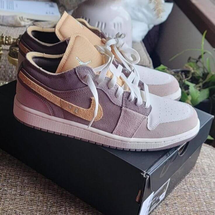 Air Jordan 1 Low SE Craft Inside Out (SKU DN1635‑100) on‑foot met neutrale denim en zichtbare neutral grey outsole