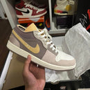 Air Jordan 1 Low SE Craft Inside Out (SKU DN1635‑100) – in‑hand shot met zicht op nubuck textuur, exposed tongue en tongue-tag