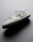 Air Jordan 1 Low SE Craft Pale Ivory (SKU FQ3055‑100) on‑foot gestyled met cream denim en lichtbruine outsole zichtbaar