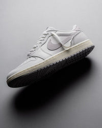 Air Jordan 1 Low SE Craft Pale Ivory (SKU FQ3055‑100) on‑foot gestyled met cream denim en lichtbruine outsole zichtbaar
