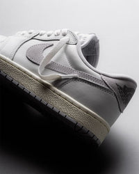 Air Jordan 1 Low SE Craft Pale Ivory (SKU FQ3055‑100) – in‑hand shot met zicht op mismatched suede, visible stitchwork en Legend Light Brown outsole