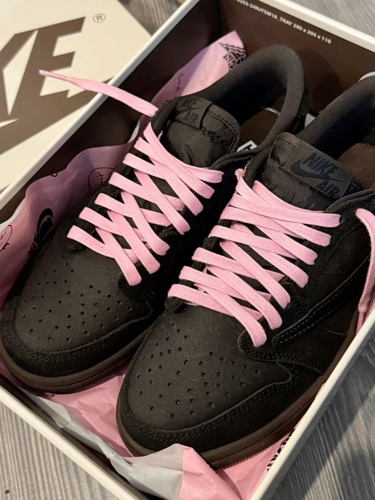 Air Jordan 1 Low OG Travis Scott Velvet Brown (SKU DM7866‑202) – in‑hand shot met zicht op reverse Swoosh, woven Nike Air tag en brown rubber outsole