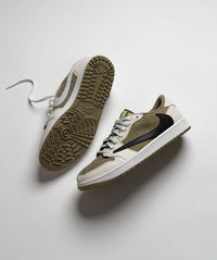 Air Jordan 1 Low OG Travis Scott Neutral Olive (SKU FZ3124‑200) on‑foot gestyled met donkere denim en zichtbare olive rubber outsole met grippatroon