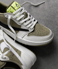 Detail van Air Jordan 1 Low OG Travis Scott Neutral Olive (SKU FZ3124‑200) met Cactus Jack tongue logo, Lightning Bolt en co‑branded insole