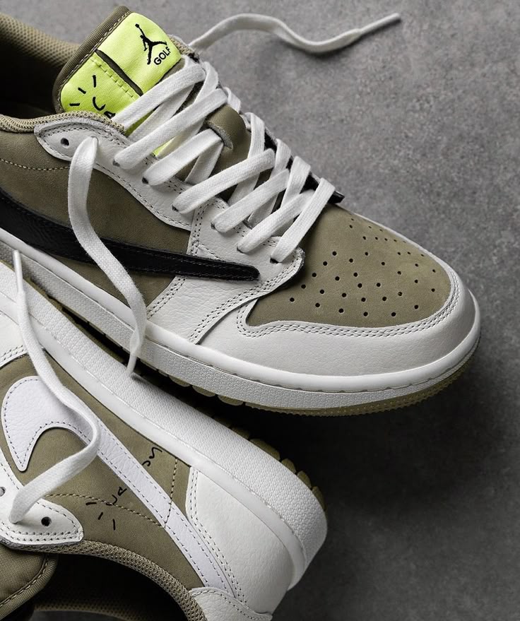 Detail van Air Jordan 1 Low OG Travis Scott Neutral Olive (SKU FZ3124‑200) met Cactus Jack tongue logo, Lightning Bolt en co‑branded insole