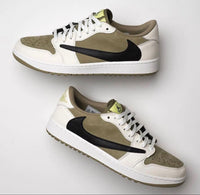 Air Jordan 1 Low OG Travis Scott Neutral Olive (SKU FZ3124‑200) – in‑hand shot met zicht op reversed Swoosh, Cactus Jack branding op hiel en sail midsole