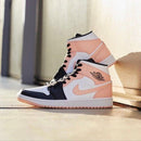 Meerdere paren van de Arctic Orange Black Toe in GS sizing – opvallende colorway voor jongere sneakerfans, strak gepresenteerd
