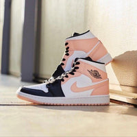 Meerdere paren van de Arctic Orange Black Toe in GS sizing – opvallende colorway voor jongere sneakerfans, strak gepresenteerd