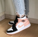 Uit de doos: Air Jordan 1 Mid GS in Arctic Orange – roze, zwart en wit leren panelen zichtbaar met Jumpman op de tong