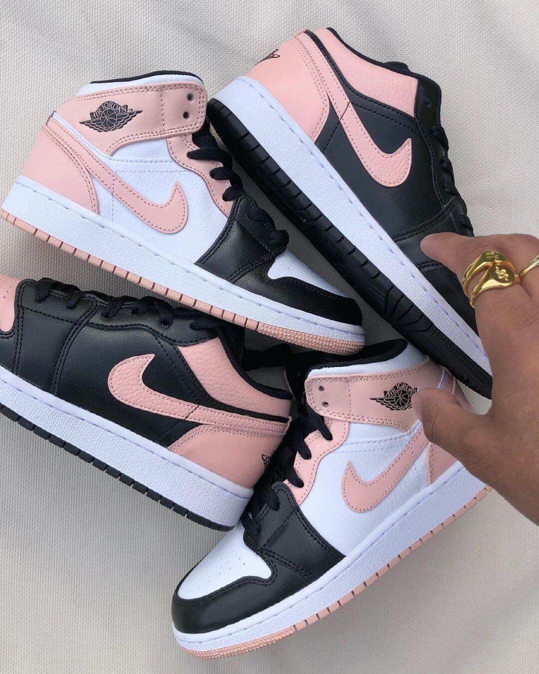 Jordan 1 Mid Arctic Orange Black Toe in hand – GS maat 38, roze hiel, zwarte neus en witte zool goed zichtbaar voor fitpics