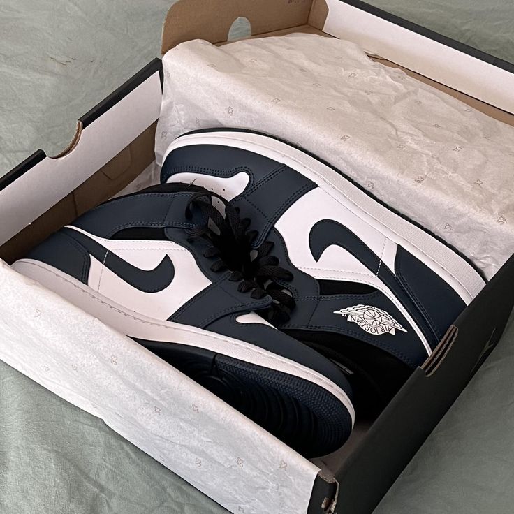 Air Jordan 1 Mid Armory Navy