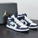 Air Jordan 1 Mid Armory Navy on‑feet – gedragen met cargobroek en crew socks; trendy, Instagram‑waardige Gen Z styling