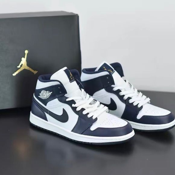 Air Jordan 1 Mid Armory Navy on‑feet – gedragen met cargobroek en crew socks; trendy, Instagram‑waardige Gen Z styling
