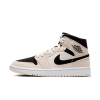 Air Jordan 1 Mid Barely Orange – front street shot met pastel oranje overlays en witte nubuck upper; geliefd bij vrouwelijke sneakerdragende Gen Z’ers (BQ6472‑800)