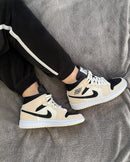 AJ1 Mid Barely Orange on‑feet – gestyled met mom-jeans; trendy lifestyle-look populair op Instagram & Pinterest