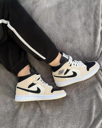 AJ1 Mid Barely Orange on‑feet – gestyled met mom-jeans; trendy lifestyle-look populair op Instagram & Pinterest