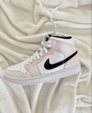 Air Jordan 1 Mid Barely Rose – close-up van lederen textuur, stiksels en roze veters, ideaal voor detailgerichte sneakerliefhebbers