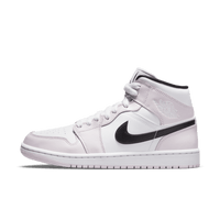 Air Jordan 1 Mid Barely Rose – vooraanzicht met subtiele pastelroze overlays en wit lederen onderlaag, elegante colorway voor elke outfit