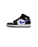 Air Jordan 1 Mid Black Racer Blue – voorkant met zwarte lederen upper, witte midpanel en opvallend blauw enkelaccent