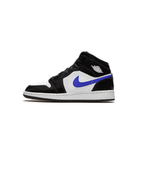 Air Jordan 1 Mid Black Racer Blue – voorkant met zwarte lederen upper, witte midpanel en opvallend blauw enkelaccent