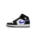 Air Jordan 1 Mid Black Racer Blue – voorkant met zwarte lederen upper, witte midpanel en opvallend blauw enkelaccent