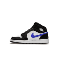 Air Jordan 1 Mid Black Racer Blue – voorkant met zwarte lederen upper, witte midpanel en opvallend blauw enkelaccent