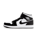Air Jordan 1 Mid Carbon Fiber – voorkant met zwarte lakleren overlays en witte lederen basis, klassiek silhouet in daglicht