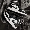 Close-up van carbon-textuur bij de toebox – zwarte lak met reflectie, fijne stiksels en strakke afwerking voor detailzoekers