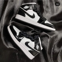 Close-up van carbon-textuur bij de toebox – zwarte lak met reflectie, fijne stiksels en strakke afwerking voor detailzoekers