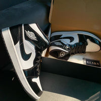 Air Jordan 1 Mid Carbon Fiber uit doos – combinatie van glans en structuur met zichtbare zool en All-Star label
