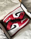 Air Jordan 1 Mid Gym Red on-feet gestyled met zwarte tech pants; populaire fit bij Gen Z en urban style liefhebbers in 2025