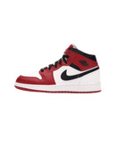 Air Jordan 1 Mid White Black Gym Red – front view met zwarte overlays, witte basis en klassieke Gym Red Swoosh; populaire unisex Jordan voor streetwear (DQ8426‑106)