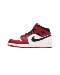 Air Jordan 1 Mid White Black Gym Red – front view met zwarte overlays, witte basis en klassieke Gym Red Swoosh; populaire unisex Jordan voor streetwear (DQ8426‑106)