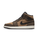 Air Jordan 1 Mid Dark Chocolate – voorkant met bruin suède en zwarte leren overlays, herfstkleurige colorway met witte midsole