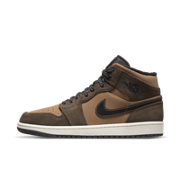 Air Jordan 1 Mid Dark Chocolate – voorkant met bruin suède en zwarte leren overlays, herfstkleurige colorway met witte midsole