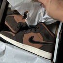 Meerdere paren Jordan 1 Mid Dark Chocolate – stacked display met warme earth tones en outdoor-ready uitstraling