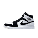 Air Jordan 1 Mid Carbon Fiber – voorkant met zwarte lakleren overlays en witte lederen basis, klassiek silhouet in daglicht