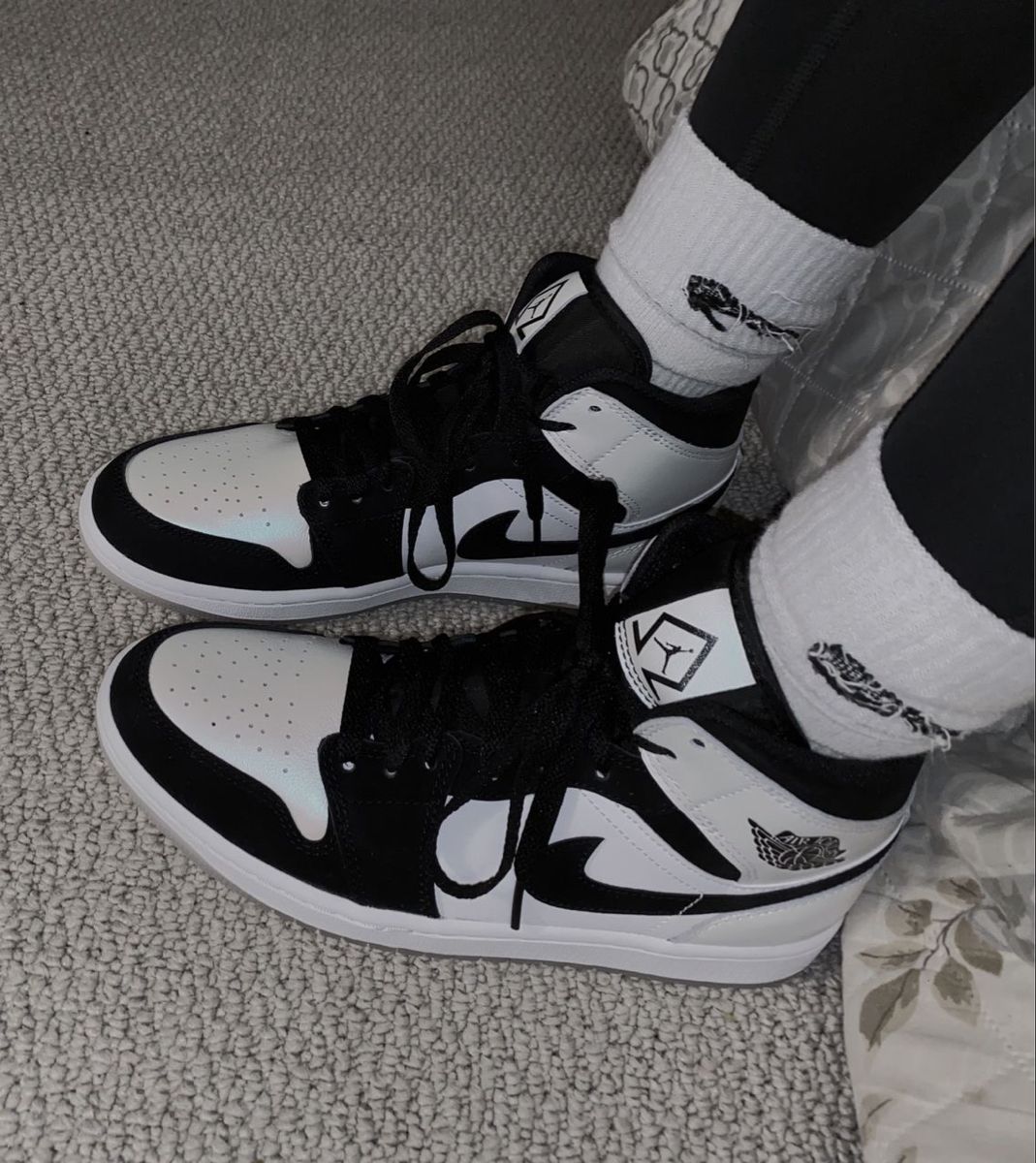 Jordan 1 Mid Carbon Fiber aan voet met zwarte cargobroek – glans in zonlicht, streetwear styling voor dagelijks gebruik