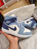 Air Jordan 1 Mid Diffused Blue aan voet met lichtgrijze cargobroek – frisse look voor lente- en zomerse streetwearfits