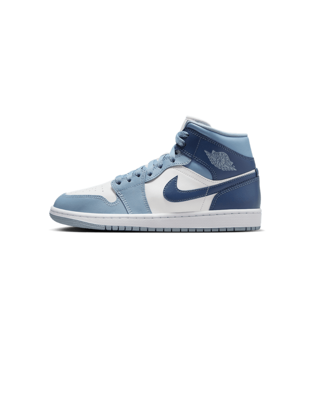 Air Jordan 1 Mid Diffused Blue – voorkant met blauwe overlays, witte toebox en grijze kraag, strak gefotografeerd in daglicht