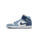 Air Jordan 1 Mid Diffused Blue – voorkant met blauwe overlays, witte toebox en grijze kraag, strak gefotografeerd in daglicht